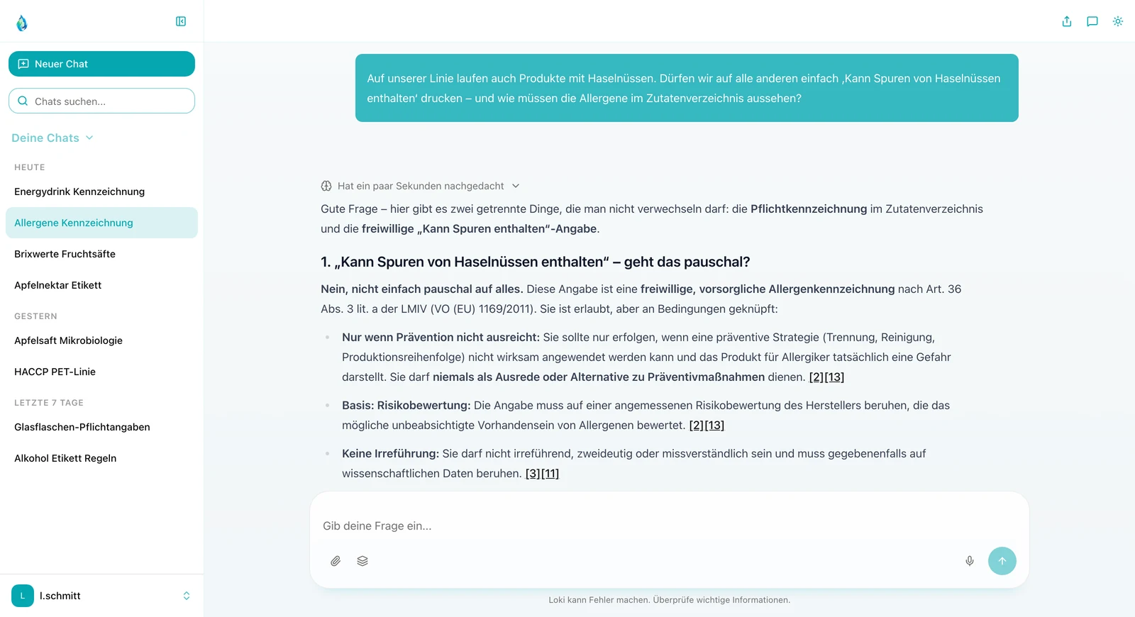 LOKI im hellen Modus: Frage, ob auf alle anderen Produkte einer Linie „Kann Spuren von Haselnüssen enthalten“ gedruckt werden darf und wie Allergene im Zutatenverzeichnis aussehen müssen. Die Antwort unterscheidet Pflichtkennzeichnung und freiwilligen Spurenhinweis und nennt dessen Bedingungen mit Quellenangaben.