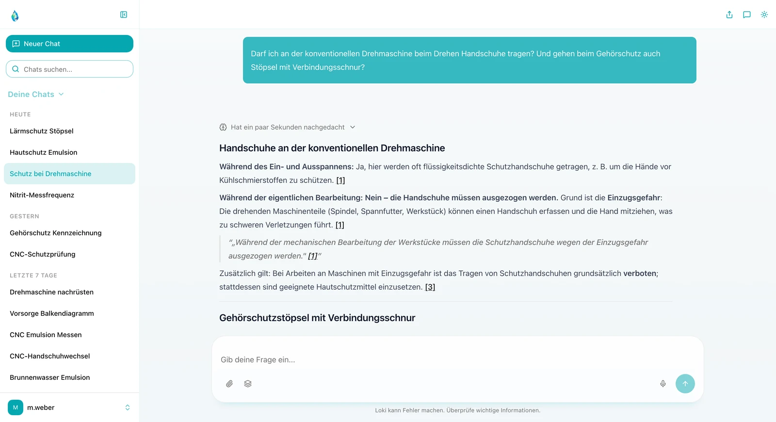 LOKI im hellen Modus: Frage, ob an der konventionellen Drehmaschine Handschuhe getragen werden dürfen und ob Gehörschutzstöpsel mit Verbindungsschnur zulässig sind. Die Antwort unterscheidet Ein- und Ausspannen von der Bearbeitung und zitiert die Stelle zur Einzugsgefahr, mit Quellenangaben.