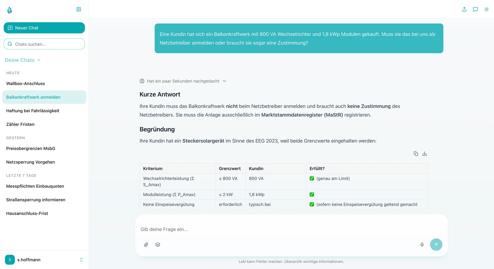 LOKI im hellen Modus: Frage, ob eine Kundin ein Balkonkraftwerk mit 800 VA Wechselrichter und 1,8 kWp Modulen beim Netzbetreiber anmelden muss oder eine Zustimmung braucht. Die Antwort prüft die Grenzwerte in einer Tabelle und verweist auf das Marktstammdatenregister.