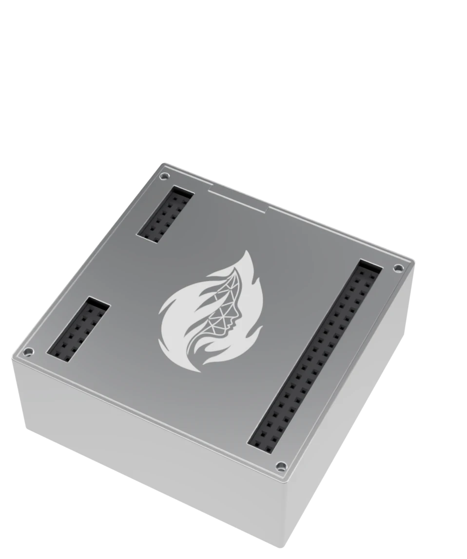 MINERVA Node von IGNAITE: Der Aluminiumdeckel mit großem gelasertem IGNAITE-Logo hebt sich vom Gehäuse und gibt den Blick auf die eigene Platine mit dem STM32N6 frei.