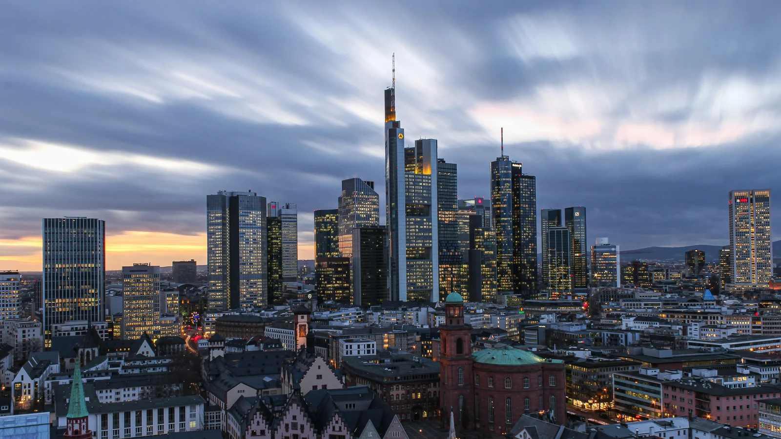 Die Frankfurter Skyline in der Abenddämmerung, davor die Altstadt mit der Paulskirche.