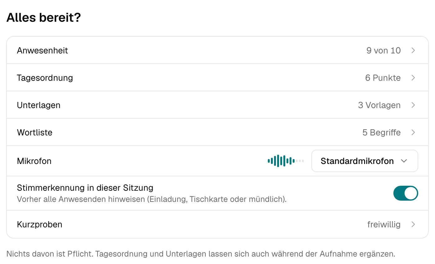 Der Schritt „Alles bereit?“ in SAGA: Anwesenheit 9 von 10, Tagesordnung mit 6 Punkten, 3 Vorlagen als Unterlagen, eine Wortliste mit 5 Begriffen, das Mikrofon mit laufendem Pegel, der Schalter für die Stimmerkennung in dieser Sitzung und freiwillige Kurzproben. Darunter der Hinweis, dass nichts davon Pflicht ist.