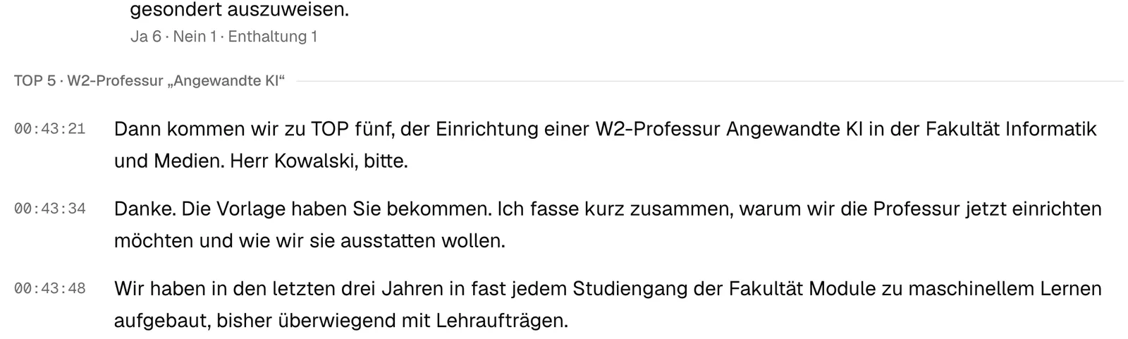 Die Ansicht Mitlesen für den Beamer: großer, ruhiger Text mit Zeitmarken, die Stimmen eines Beschlusses und die Trennzeile zum nächsten Tagesordnungspunkt, ohne Knöpfe.