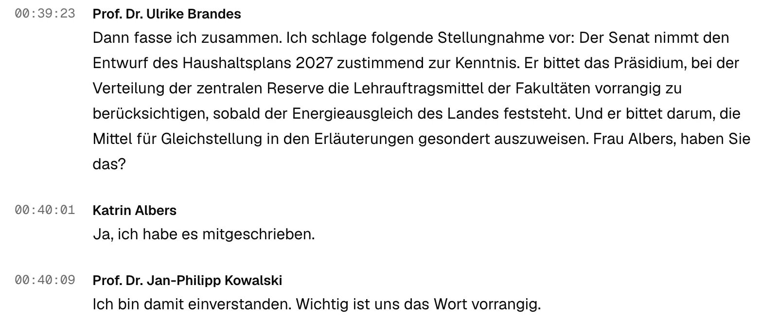 Ein Ausschnitt aus dem Transkript in SAGA: drei Absätze mit Zeitmarke und Namen, darunter die vorgeschlagene Stellungnahme der Sitzungsleitung und die Antwort aus der Protokollführung: „Ja, ich habe es mitgeschrieben.“