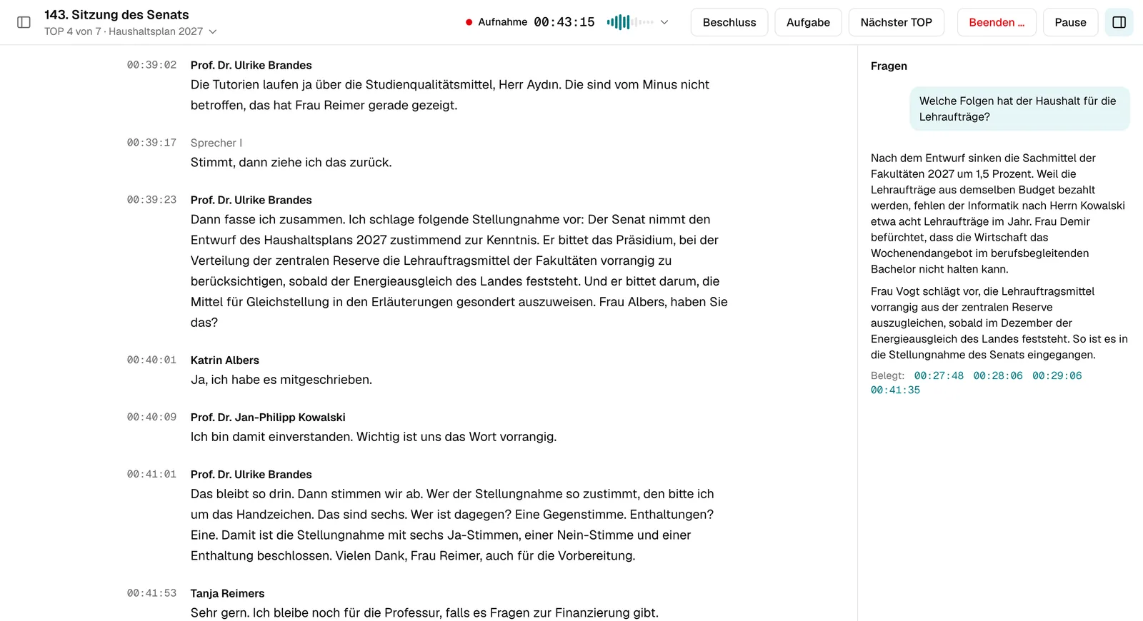 Die SAGA-Oberfläche während einer Sitzung: links das Transkript mit Zeitmarken und Namen, rechts die Spalte Fragen mit einer Antwort und belegenden Zeitmarken, oben die Aufnahme mit den Knöpfen Beschluss, Aufgabe und Nächster TOP.