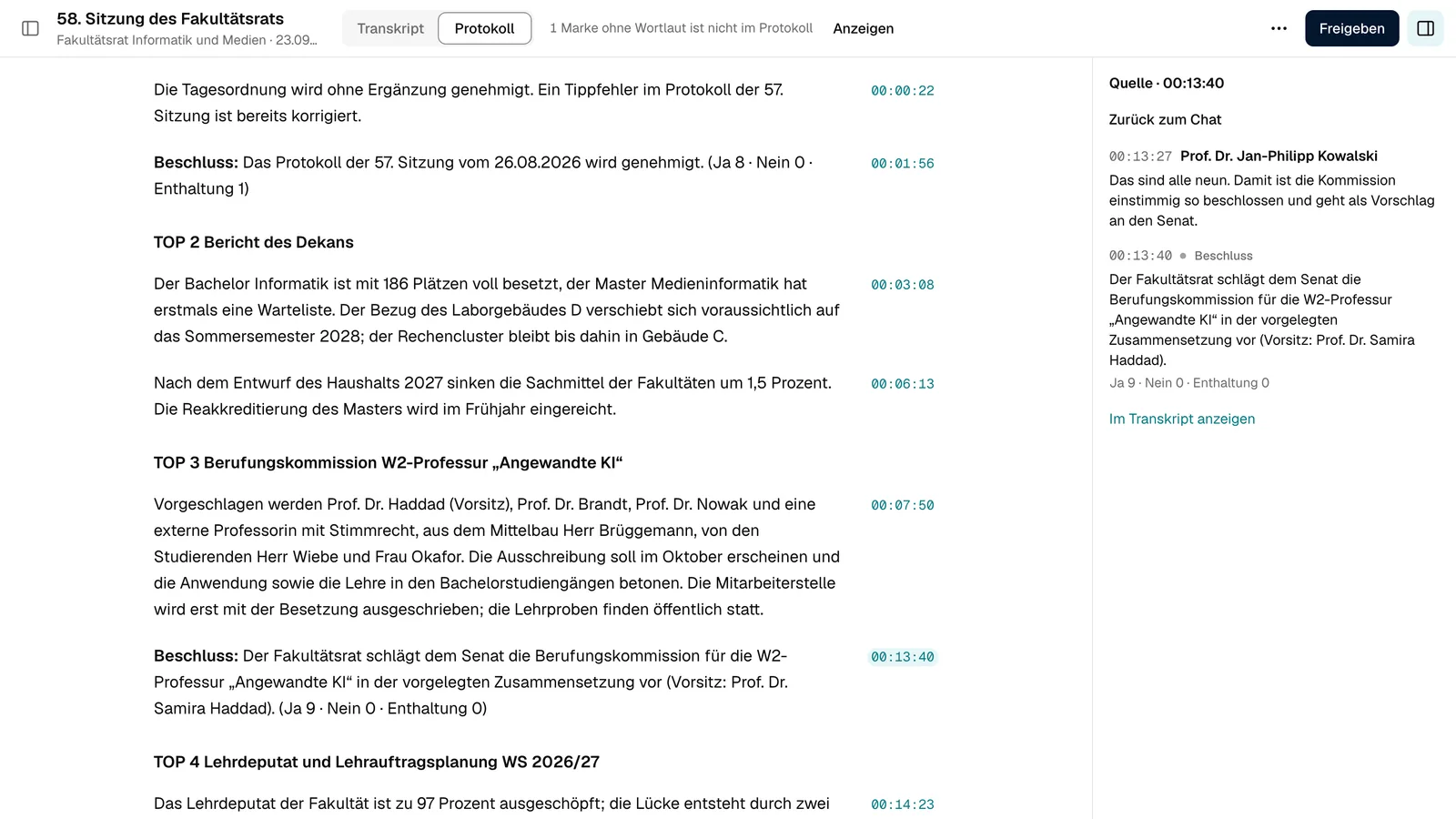 Ein Ergebnisprotokoll in SAGA: Tagesordnungspunkte mit Beschlüssen und Stimmen, am Rand die Zeitmarken als Quellen. Rechts die Quelle eines Beschlusses mit der Stelle im Transkript.