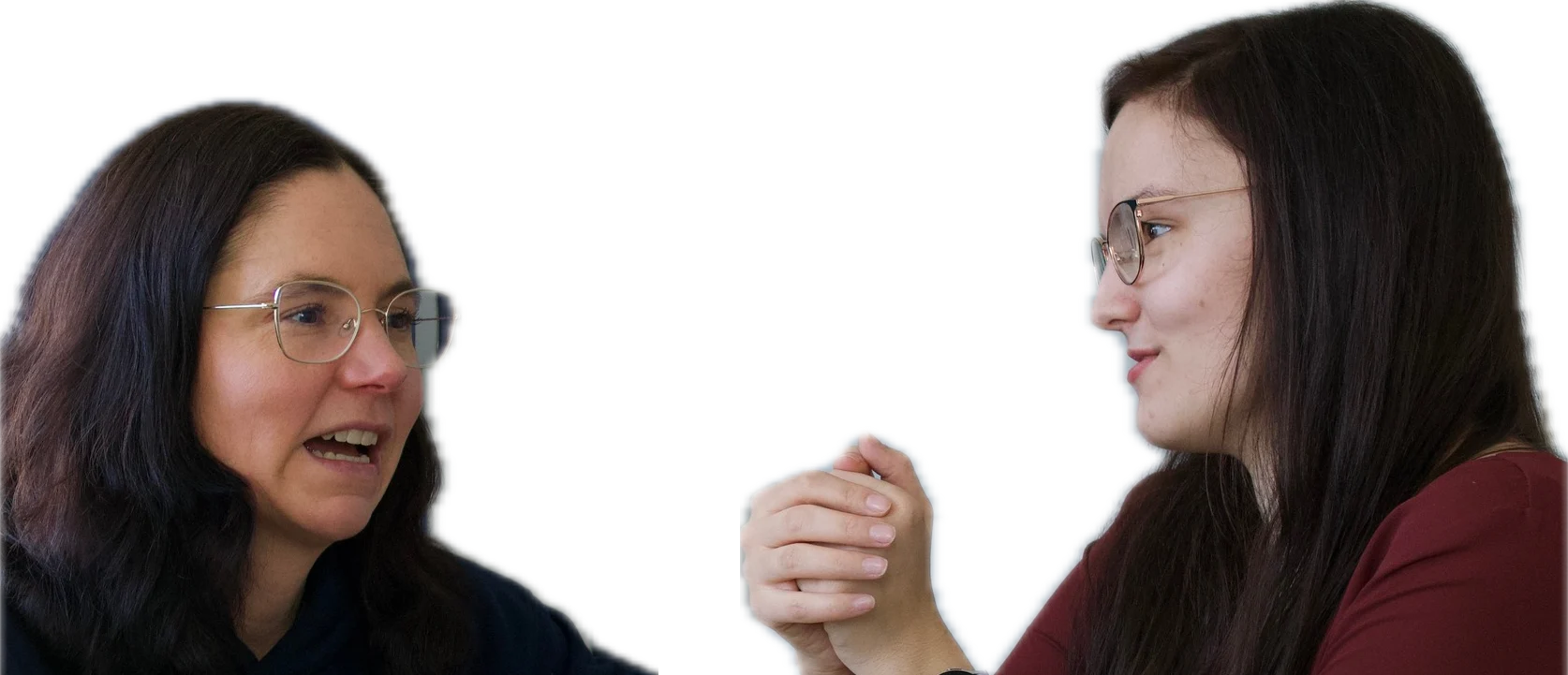 Zwei Menschen im Gespräch, einander zugewandt: links eine Mitarbeiterin von IGNAITE im Hoodie, rechts ihr Gegenüber.
