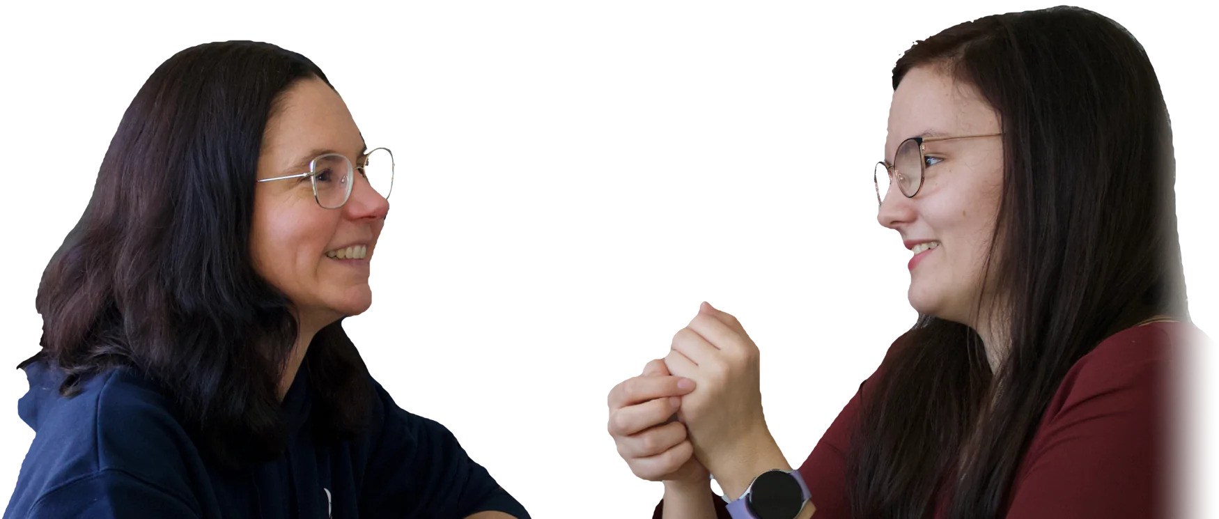 Jessica Ohnesorge und Lena Ellerkamp aus dem IGNAITE-Team im Gespräch, einander zugewandt und lächelnd: links Jessica im dunkelblauen Hoodie, rechts Lena im roten Oberteil.